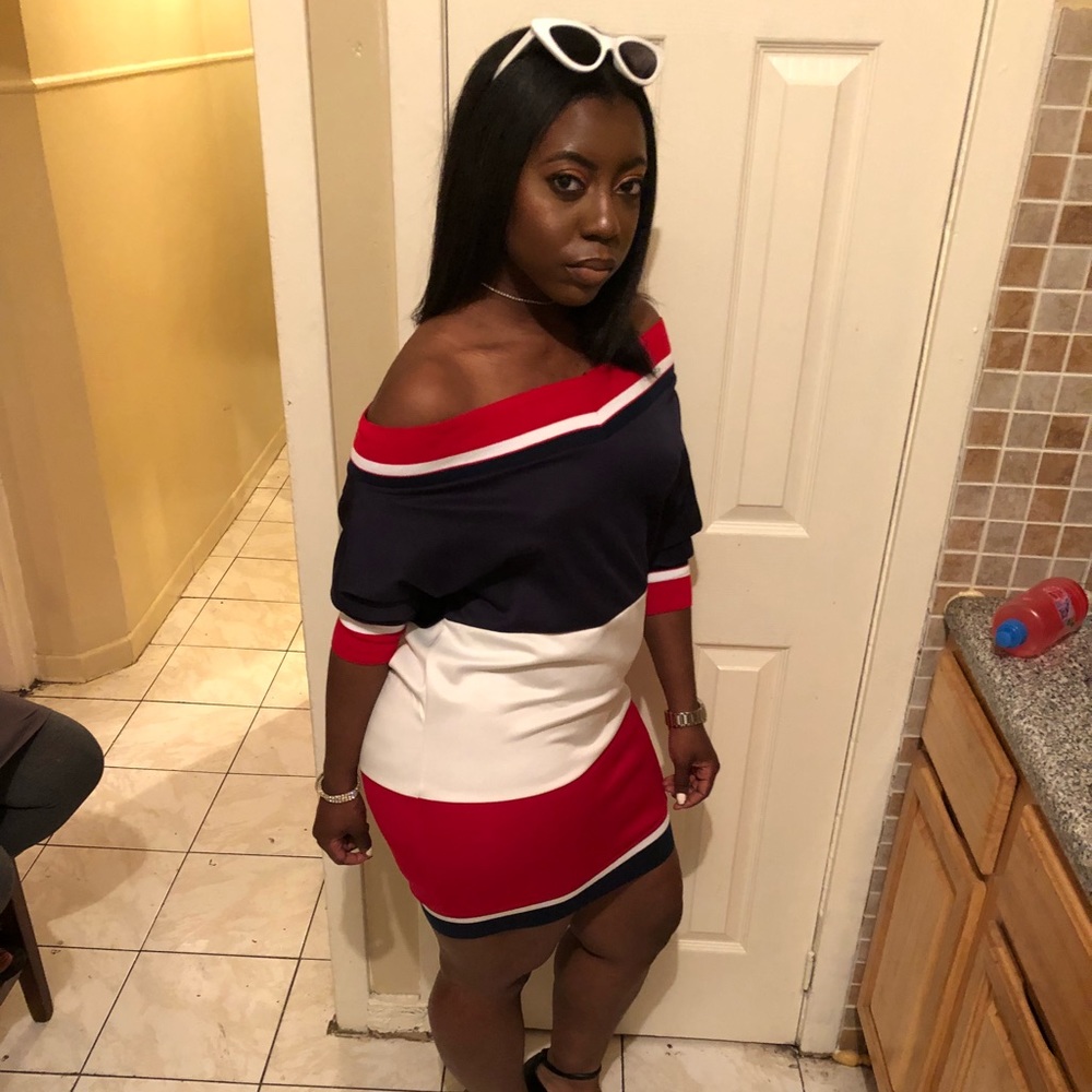 🚨Large Left🚨Off The Shoulder Dress - Picture 4 of 5